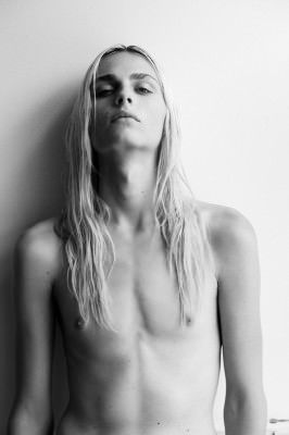 andrej-pejic-nombrado-mujer-sexy-fhm-01-266x400